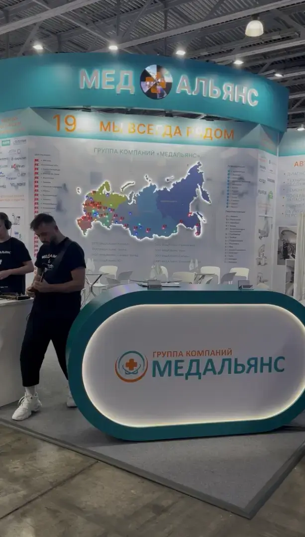 Музыканты на стенде МЕДАЛЬЯНС - на выставке 2025